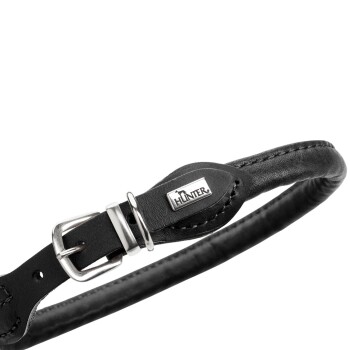 Schwarzes Lederhalsband für Hunde mit einer silbernen Schnalle und einem kleinen Metallschild, das den Markennamen "HUNTER" zeigt.