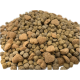 Eine Nahaufnahme eines Haufens Haustierfutterkibble, das verschiedene Formen zeigt, darunter kleine runde Stücke und herzförmige Bits in erdigen Tönen.