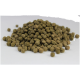 Nahaufnahme eines Haufens kleiner, runder, grünlich-brauner Haustierfutterpellets auf weißem Hintergrund.
