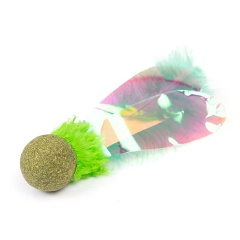 Buntes Katzenspielzeug mit einem grünen Feder-Schwanz und einem strukturierten Ball, entworfen für interaktives Spielen.