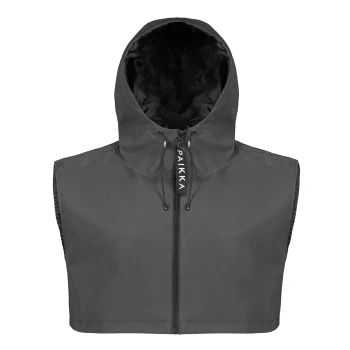 Eine graue ärmellose Haustierjacke mit Kapuze, mit einem Frontreißverschluss und Kordelzügen, gekennzeichnet mit dem Markennamen "PAIKKA."