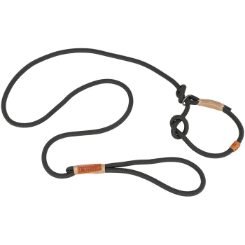 Une laisse de chien en corde noire avec une poignée en cuir, présentant un design en nœud et une étiquette "BE NORDIC" attachée.