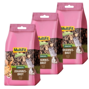 Drei rosa Beutel MultiFit Nature Johannis-Brot Snacks für kleine Haustiere, mit Bildern eines Kaninchens und eines Meerschweinchens.