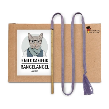 Eine Pappverpackung mit einer Katze in Brille und Schal, beschriftet mit "KATER KASIMIR," mit einem Zauberstab, lila Schnur und "HANDMADE WITH LOVE"-Logo.
