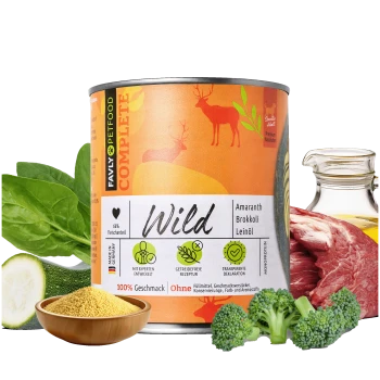 Eine Dose FAVLY Haustierfutter mit der Aufschrift "Wild", mit Zutaten wie Amaranth, Brokkoli und Leinsamenöl, neben frischem Gemüse und Fleisch.