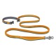 Eine lebendige orange und blaue Hundeleine mit einem gepolsterten Griff und einem Metallclip, beschriftet mit "RUFFWEAR."