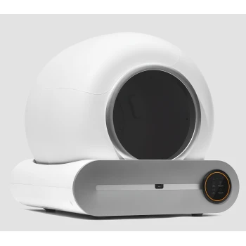 Ein modernes, kugelförmiges weißes Haustierbett mit einem dunklen Eingang, das auf einer eleganten grauen Basis ruht, die ein kreisförmiges Bedienfeld mit Symbolen aufweist.