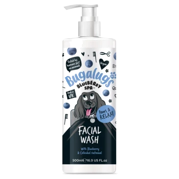 Bugalugs Blueberry Spa Gesichtsreiniger 500 ml Haustierflasche mit Hundeillustration, Heidelbeeren und Text 'Pfoten & ENTSPANNUNG!' sowie 'Vegan'.