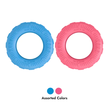 Deux jouets à mâcher en forme de pneu pour chiens (bleu et rose) avec le texte KONG embossé au-dessus de pastilles de couleur et la légende 'Assorted Colors'