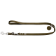 Olivgrüne Hundeleine mit einem silbernen Clip und einem Metallring, mit einem kleinen runden Anhänger mit einem Hundesilhouette.