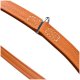 Nahaufnahme einer stilvollen orangefarbenen Leder-Hundeleine mit weißer Naht und einem silbernen Metallring zur Befestigung.