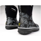Stylische schwarze Haustierstiefel mit weißen Blumenmustern und einem gelben Logo, mit einem hohen Design und strukturierten Sohlen.