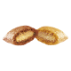 Deux friandises pour animaux, une brune et une jaune, coupées en deux pour montrer leur garniture douce et crémeuse.