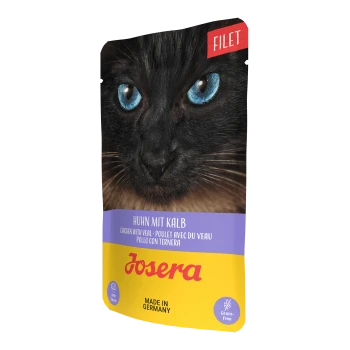Verpackung für Katzenfutter mit einer Nahaufnahme des Gesichts einer schwarzen Katze mit blauen Augen, beschriftet mit 'Huhn mit Kalb' und 'Josera', hergestellt in Deutschland.