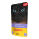 Verpackung für Katzenfutter mit einer Nahaufnahme des Gesichts einer schwarzen Katze mit blauen Augen, beschriftet mit 'Huhn mit Kalb' und 'Josera', hergestellt in Deutschland.