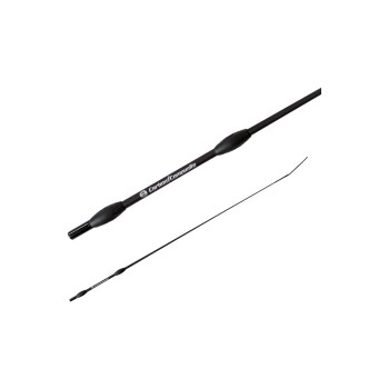 Schwarze Angelrute mit einem Design aus Kohlenstoffverbundwerkstoffen, mit einem glatten Griff und einer spitzen Spitze, vor einem weißen Hintergrund präsentiert.