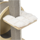 Gros plan d'un arbre à chat avec un coussin de repos en peluche blanche sur une étagère en bois, avec un poteau à gratter texturé gris à côté.