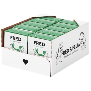 Eine Schachtel Tierfutter mit der Aufschrift 'FRED' in grüner Verpackung, mit Illustrationen eines Hundes und eines Fuchses sowie dem Text 'Tierliebe vom Allerfeinsten.'