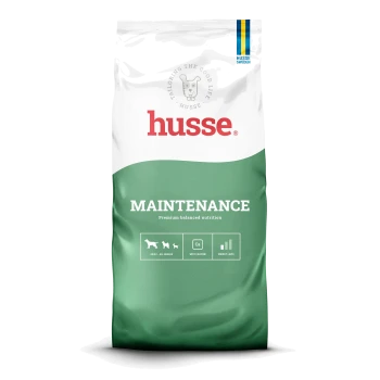 Eine Tüte Husse Hundefutter mit der Aufschrift "Mild", die ein glutenfreies Rezept mit Huhn und Forelle enthält und die optimale Darmgesundheit fördert.