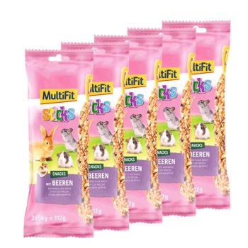 Cinq paquets roses de bâtonnets MultiFit pour petits animaux, présentant un lapin, un cochon d'Inde et un chinchilla, étiquetés "Snacks mit Beeren."