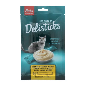 Opakowanie przysmaków dla kotów z "Delisticks" z szarym kotem, podkreślające "Mousse z łososia i kurczaka" oraz "5x codziennie jeden przysmak."