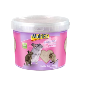 Container van MultiFit Badesand badzand voor kleine huisdieren, met een chinchilla en twee andere kleine knaagdieren op een roze achtergrond.