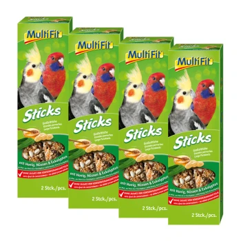 Quatre boîtes de MultiFit Sticks pour grands perruches, présentant des oiseaux colorés et mettant en avant des ingrédients comme le miel, les noix et l'eucalyptus.
