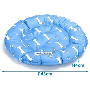 Blaues Haustierbett mit einem Muster aus weißen Knochen und Pfotenabdrücken, mit einem Durchmesser von 43 cm und einer Höhe von 4 cm, beschriftet mit 'nobleza'.