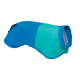 Ein blauer und türkisfarbener Hunderegenmantel von Ruffwear, mit einem schlanken Design und einer Tasche an der Seite.