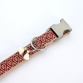 Stylisches Hundehalsband mit einem rot-beigen geometrischen Muster, mit einer Metall-Schnalle und dekorativen weißen Quasten.