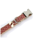 Stylisches Hundehalsband mit einem rot-beigen geometrischen Muster, mit einer Metall-Schnalle und dekorativen weißen Quasten.