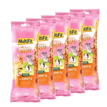 Pięć różowych paczek przekąsek MultiFit Dipper dla małych zwierząt, z króliczkiem, świnką morską i szynszylem, oznaczone "Snacks mit Karotte."