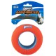 Chuckit! Amphibious Roller Hundespielzeug, orange und blau, mit Verpackung, die einen weißen Hund und den Text „Can't pop won't sink“ zeigt.