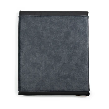 Ein dunkelgraues Haustierbett mit einer weichen Textur und schwarzem Rand, von oben betrachtet, das seine rechteckige Form und die plüschige Oberfläche zeigt.