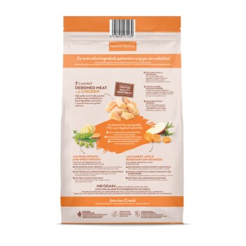 Dos d'un sac de nourriture pour animaux Nature's Variety indiquant « Viande désossée au poulet », images de pois, pomme de terre, carotte, pomme, et la mention « Sans céréales ».