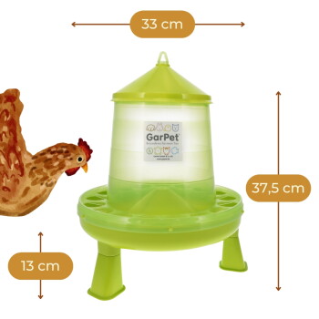 Grüner GarPet Kunststoff-Futterspender für Geflügel auf drei Beinen mit Hühner-Illustration; beschriftete Maße 33 cm, 37,5 cm und 13 cm