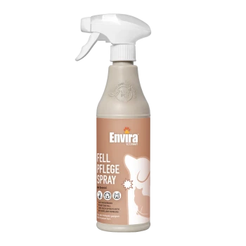 Envira Veterinary Fellpflege-Sprühflasche mit einer weißen Düse und braunem Etikett, mit deutschem Text "FELL PFLEGE SPRAY" und "Mit Geraniol."