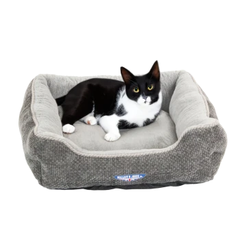 Ein gemütliches graues Katzenbett mit einem plüschigen Innenraum, mit einer schwarz-weißen Katze, die bequem darin liegt.