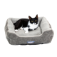 Ein gemütliches graues Katzenbett mit einem plüschigen Innenraum, mit einer schwarz-weißen Katze, die bequem darin liegt.