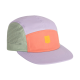Pastellfarbene Fünf-Panel-Cap, fliederfarbener Schirm und Panels, korallfarbenes Frontpanel, salbeigrüne perforierte Seitenpanels mit einem kleinen gelben Logopatch