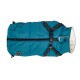 Teal Hundejacke mit einem Reißverschluss vorne und schwarzen Geschirrriemen, mit einem weichen, weißen Futter und einem runden Logo-Patch.
