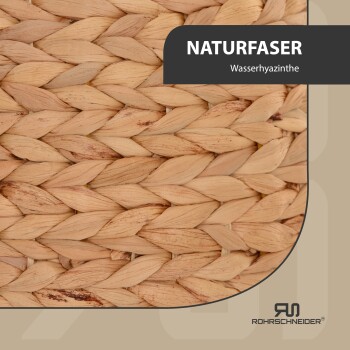 Nahaufnahme einer gewebten Naturfaser-Matte mit der Aufschrift 'NATURFASER Wasserhyazinthe' und einem Logo in der unteren rechten Ecke.