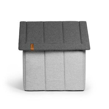 Stylisches Haustierhaus mit einem grauen Stoffdach und hellgrauen Wänden, mit einem kleinen Lederetikett an der Vorderseite.