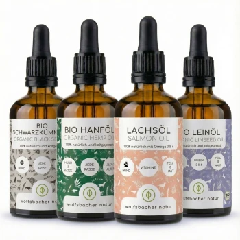 Vier Flaschen Haustieröle: Bio-Leinöl, Lachsöl, Schwarzkümmelöl und Hanföl, jede mit Vorteilen und Inhaltsstoffen beschriftet.