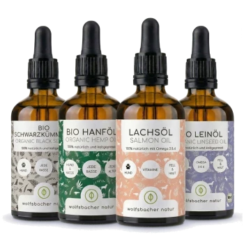 Vier Flaschen Haustieröle: Bio-Leinöl, Lachsöl, Schwarzkümmelöl und Hanföl, jede mit Vorteilen und Inhaltsstoffen beschriftet.