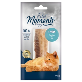 Eine Packung "Filet Moments" Katzenleckerlis mit 30g reinem Thunfischfilet und einer entspannten orangefarbenen Katze daneben.