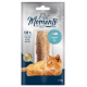 Eine Packung "Filet Moments" Katzenleckerlis mit 30g reinem Thunfischfilet und einer entspannten orangefarbenen Katze daneben.