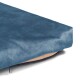 Nahaufnahme eines blauen Haustierbettes mit einer weichen, strukturierten Oberfläche und einem sichtbaren Reißverschluss entlang der Kante, das sein plüschiges Design zeigt.
