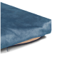 Nahaufnahme eines blauen Haustierbettes mit einer weichen, strukturierten Oberfläche und einem sichtbaren Reißverschluss entlang der Kante, das sein plüschiges Design zeigt.