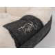 Nahaufnahme eines gemütlichen Haustierbettes mit einem dunkelgrauen Stoff und einem weichen weißen Fleece-Rand, bestickt mit "TrendPet."